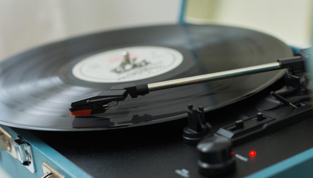 Vinyl Record: Exploring the Benefits for Audiophiles & Music Enthusiasts