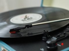 Vinyl Record: Exploring the Benefits for Audiophiles & Music Enthusiasts
